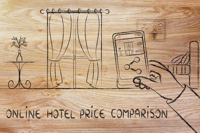 Illustration aus Reisemotiven und Smartphone für Online-Vergleich